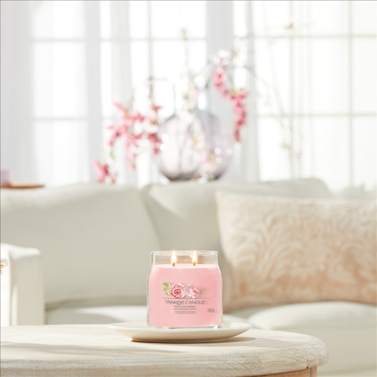 Bild von Fresh Cut Roses Signature Medium Jar